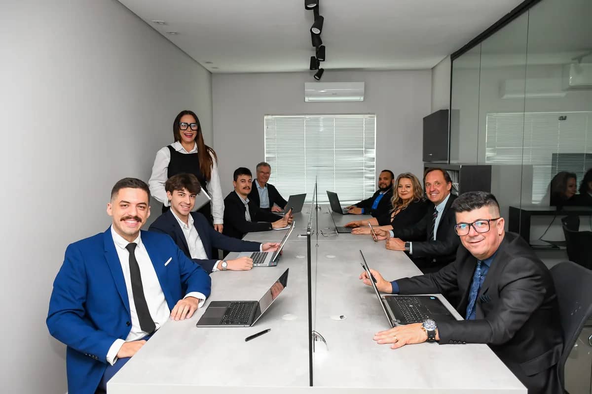 Equipe da Mercedes Imóveis reunida no escritório em Itajaí, base de atendimento para Balneário Camboriú