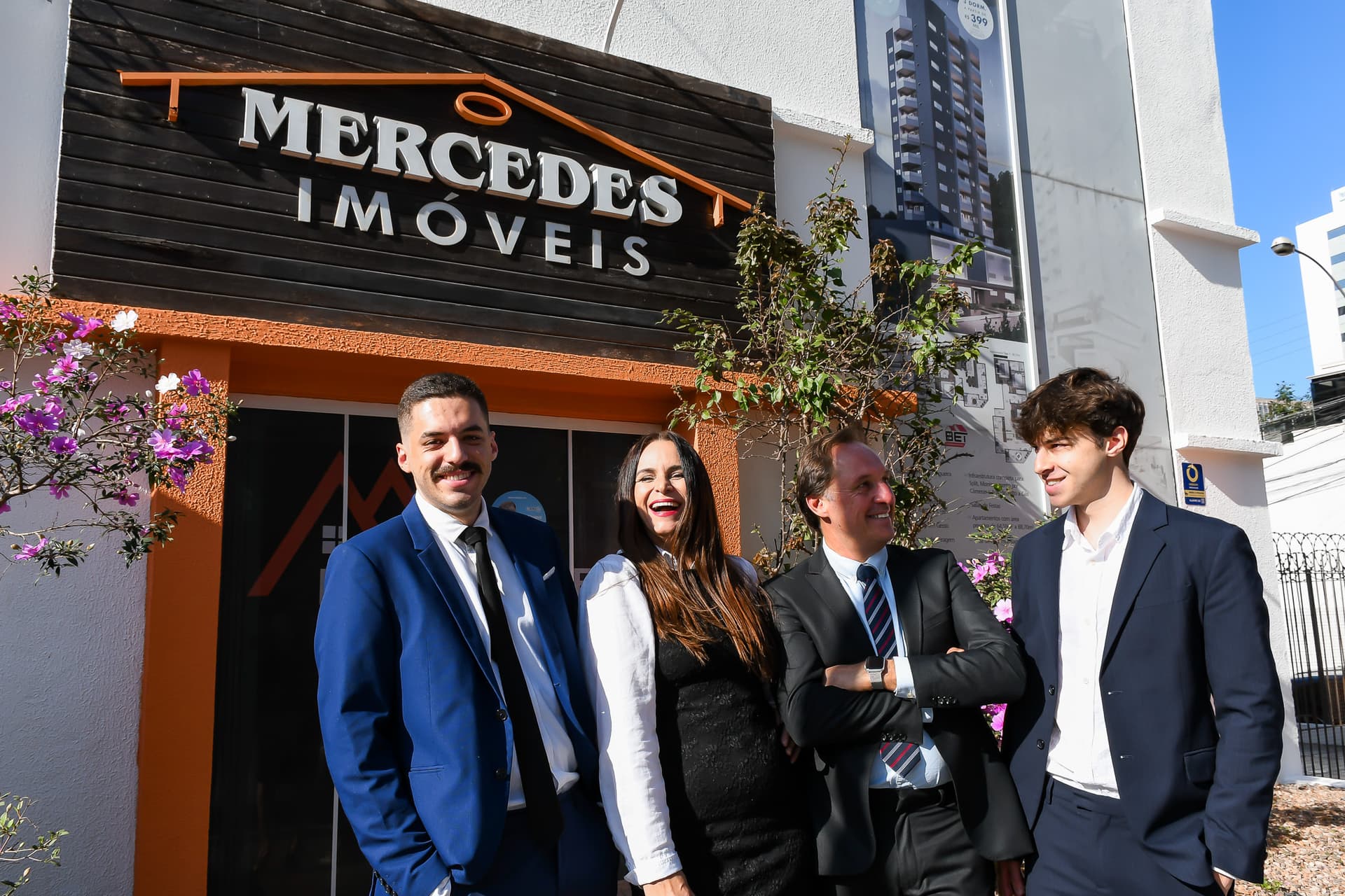 Equipe da Mercedes Imóveis em frente à sede em Itajaí