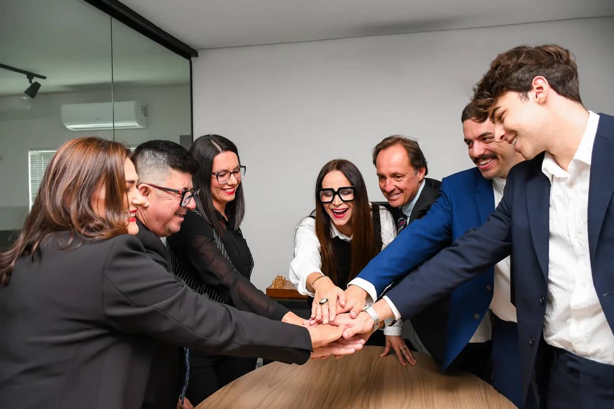 Equipe da Mercedes Imóveis reunida no escritório em Itajaí