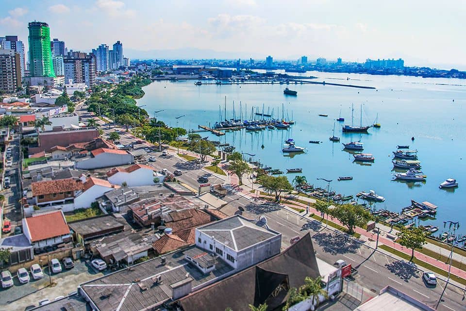 Vista da Baía de Itajaí a partir da Avenida Beira-Rio, no litoral de Santa Catarina