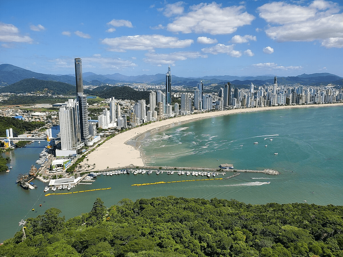 Mercado Imobiliário em Balneário Camboriú: O Luxo que Atrai Investidores do Mundo Todo