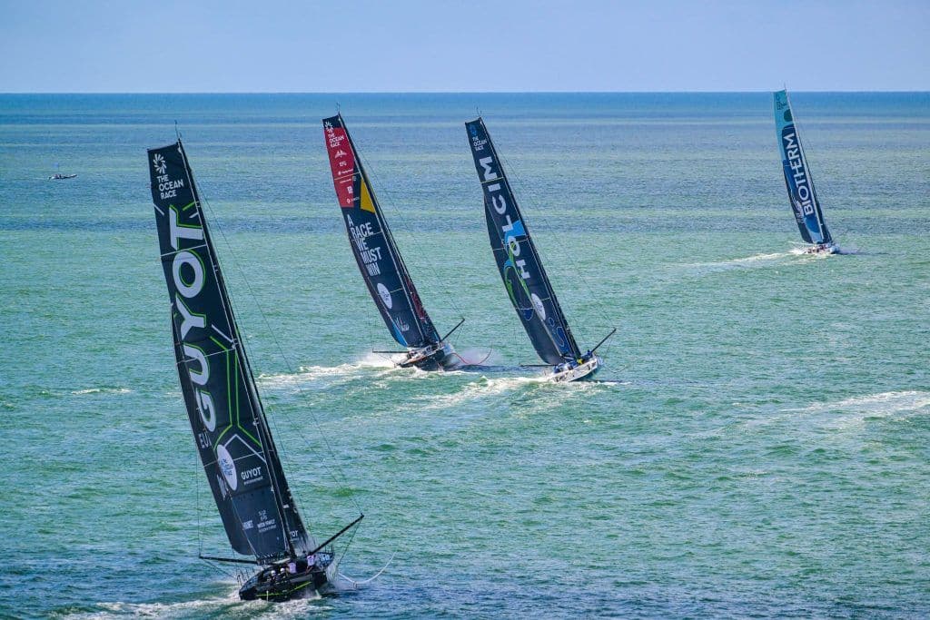 Veleiros da The Ocean Race em Itajaí durante largada rumo aos Estados Unidos, destaque internacional do evento náutico.