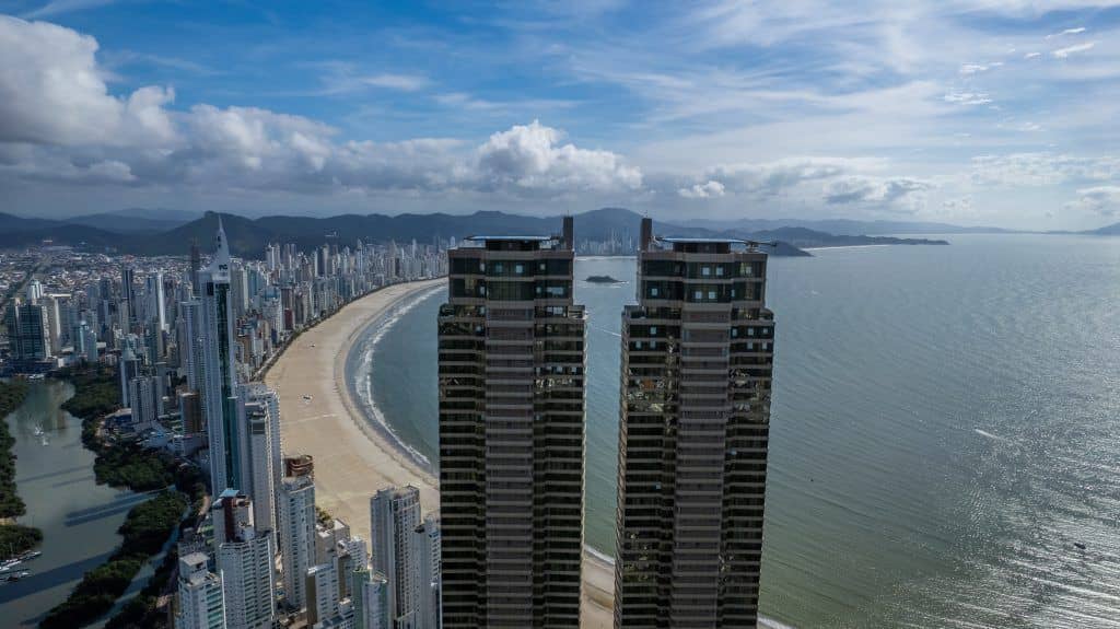 Luxo e Exclusividade: Grifes Mundiais Chegam ao Mercado Imobiliário do Litoral Norte Catarinense