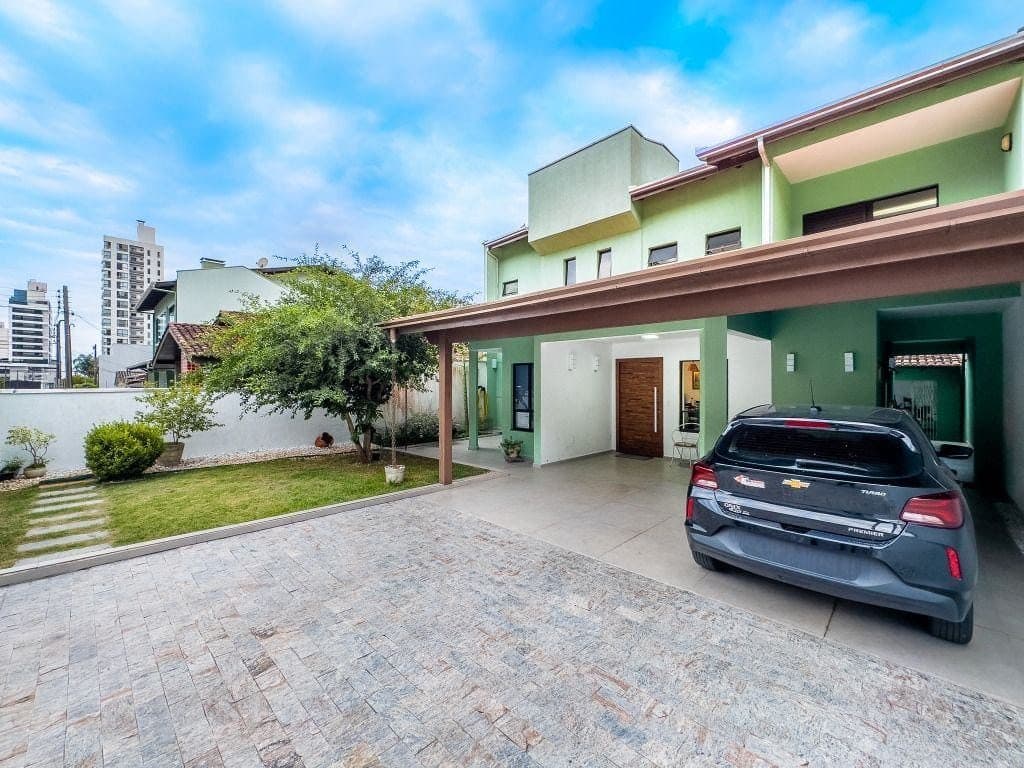 Foto 1 de Casa semimobiliada com 4 suítes à venda, 230.53m² Fazenda, Itajaí, SC